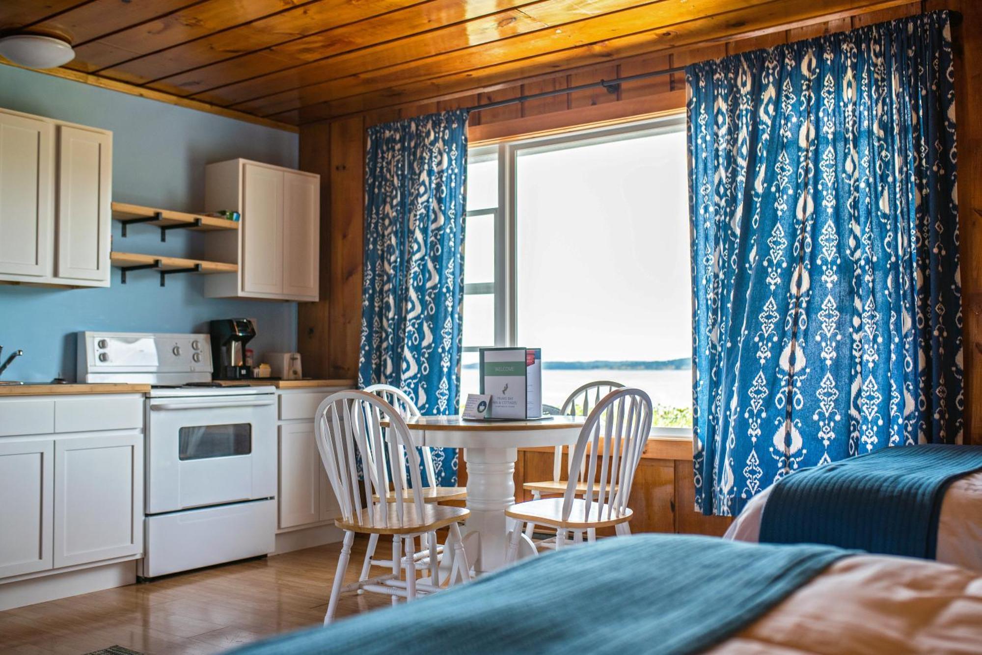 Friars Bay Inn & Cottages Welshpool Oda fotoğraf